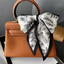 Foulard Elegante con Stampa Botanica – Sciarpa Chic da Collo o Borsa